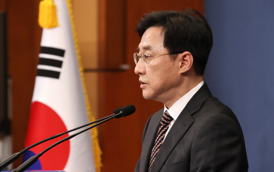 강민석 청와대 대변인. 사진은 지난 3일 청와대에서 문재인 대통령의 '국토부·LH 등 근무자·가족 토지거래 전수조사 지시' 관련 브리핑을 하는 모습. 연합뉴스.